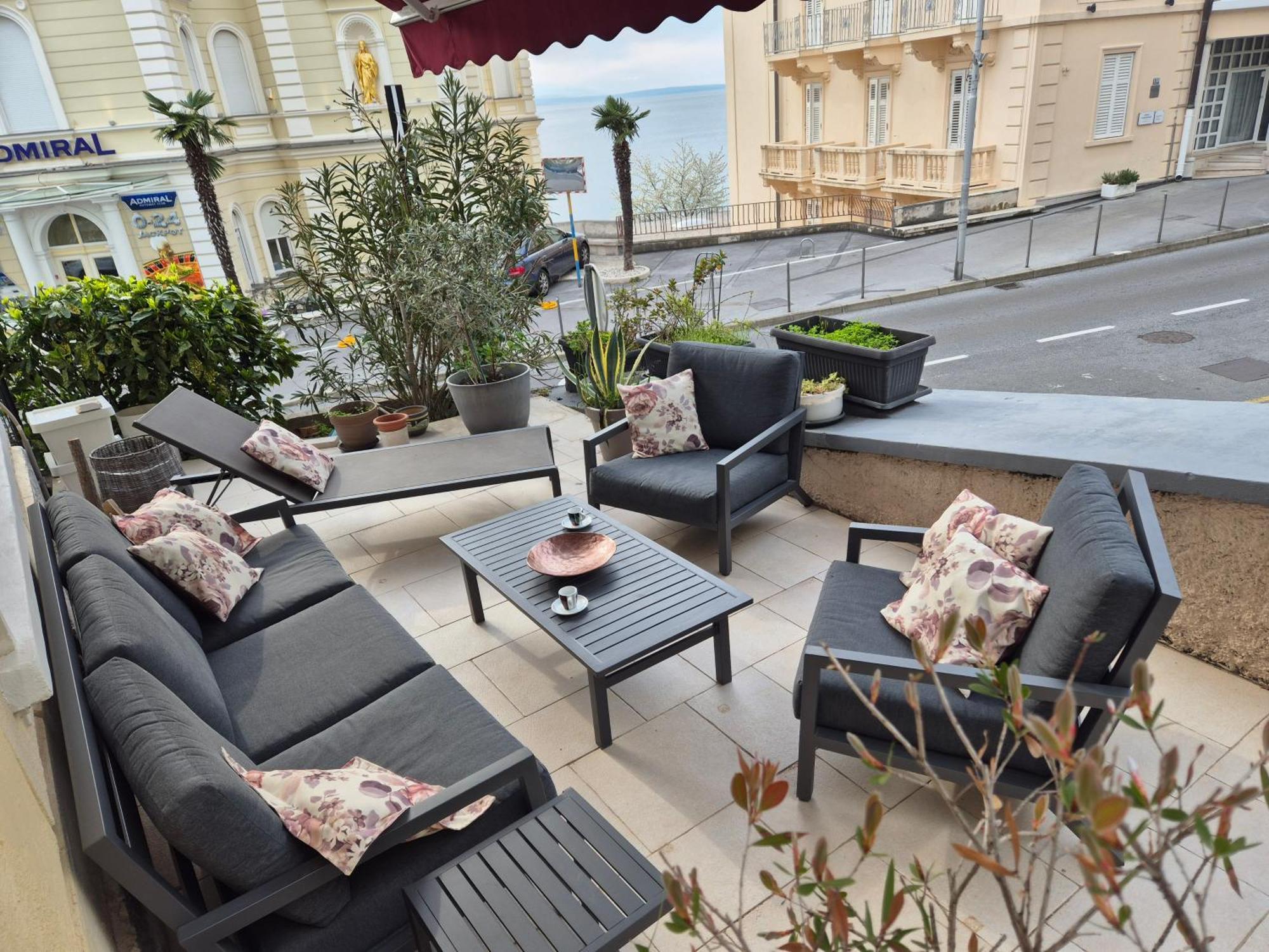 Superior Seaview Apartma *